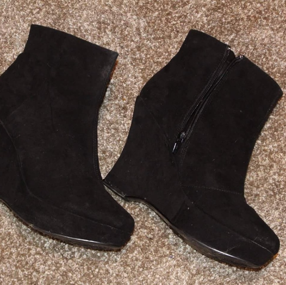 💞Express faux suede wedge bootie 💞